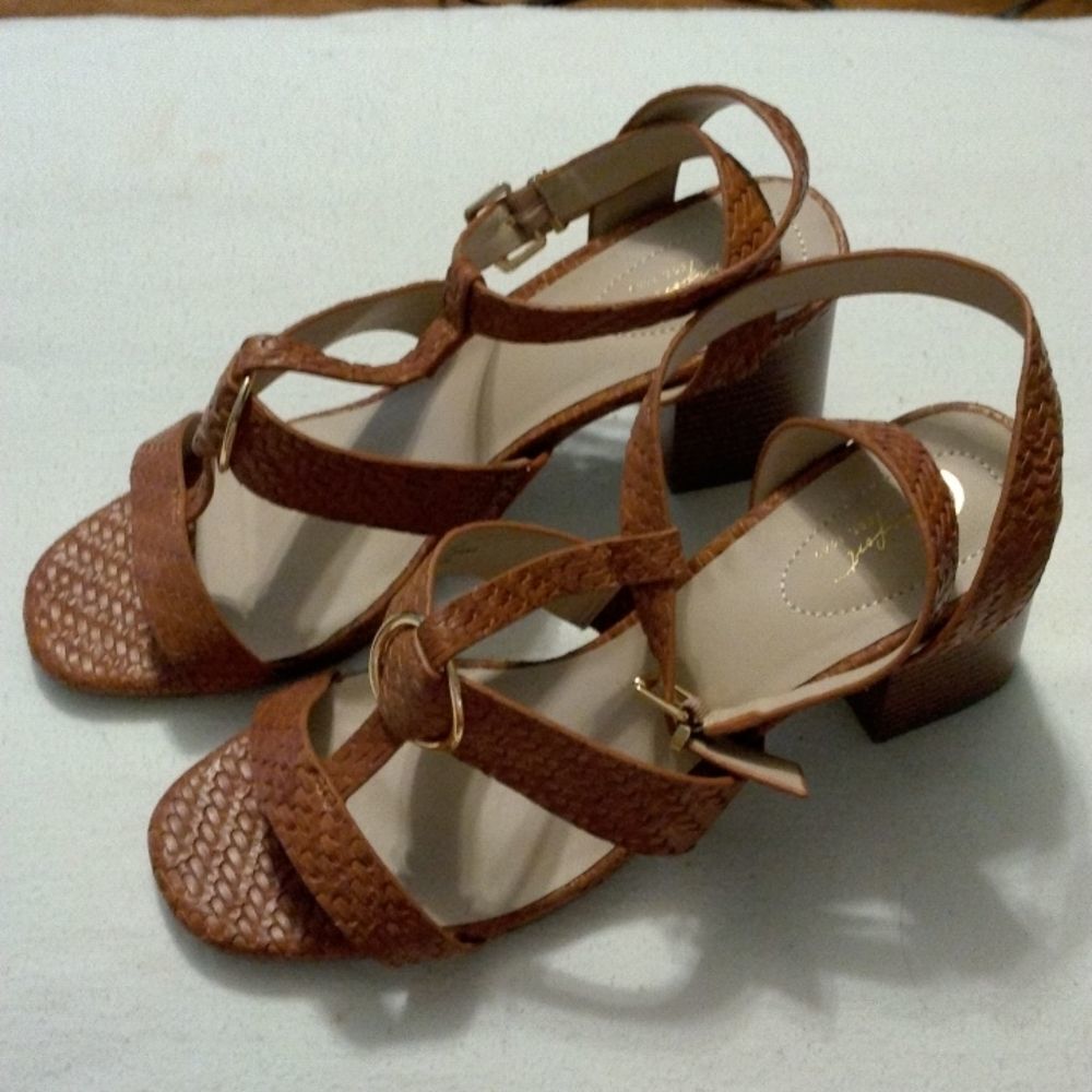 C Comfort Est. 1946 NWOB 3.5" chunky heel sandal size 11M